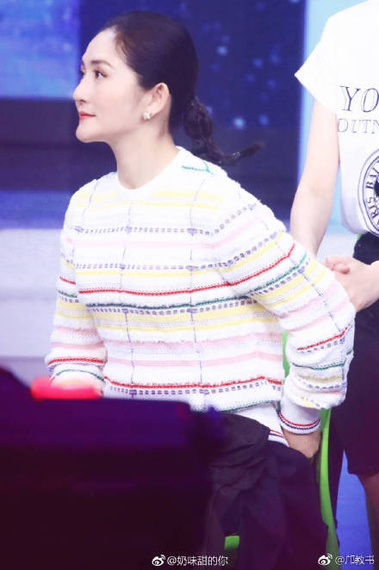 辣妈谢娜产后复出路透图曝光 脸庞圆润四肢仍