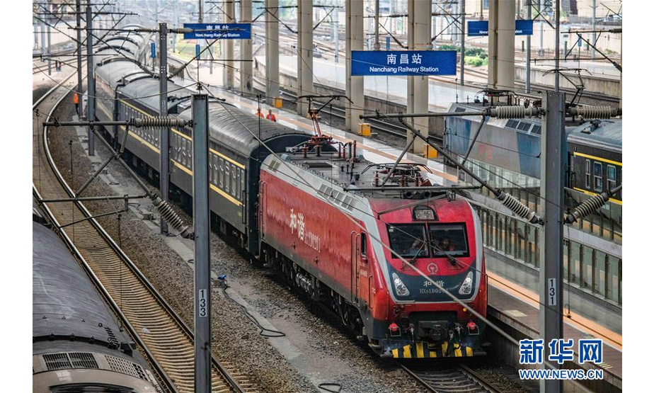4月9日，一列旅客列车驶入南昌站。4月10日零时起，全国铁路将实施新的列车运行图，优化高铁列车开行方案。 新华社发（鲍赣生 摄）