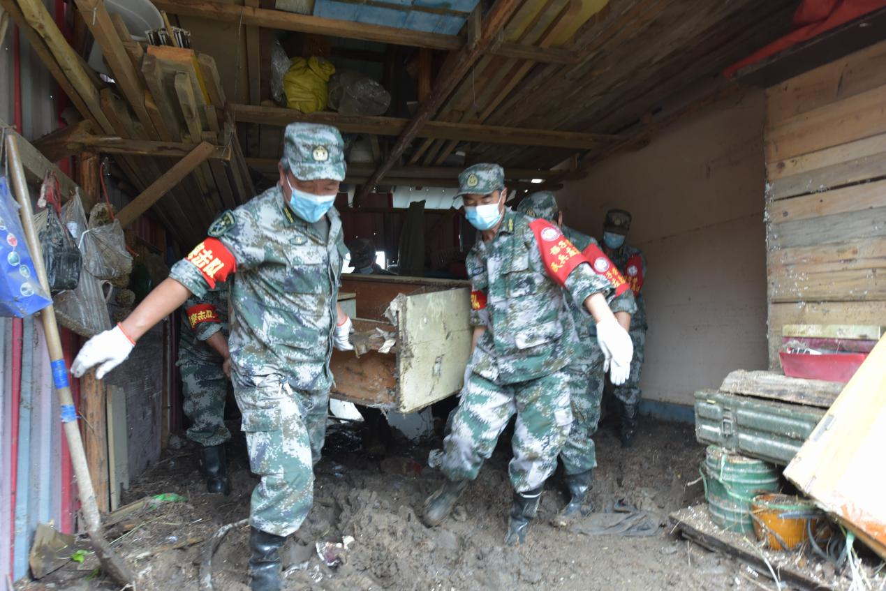 黑龙江省牡丹江军分区官兵民兵奋战灾后重建一线