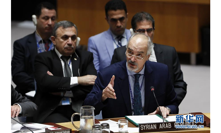 9月18日，在位于纽约的联合国总部，叙利亚常驻联合国代表贾法里（前）在安理会叙利亚政治和人道局势公开会上发言。 新华社记者 李木子 摄