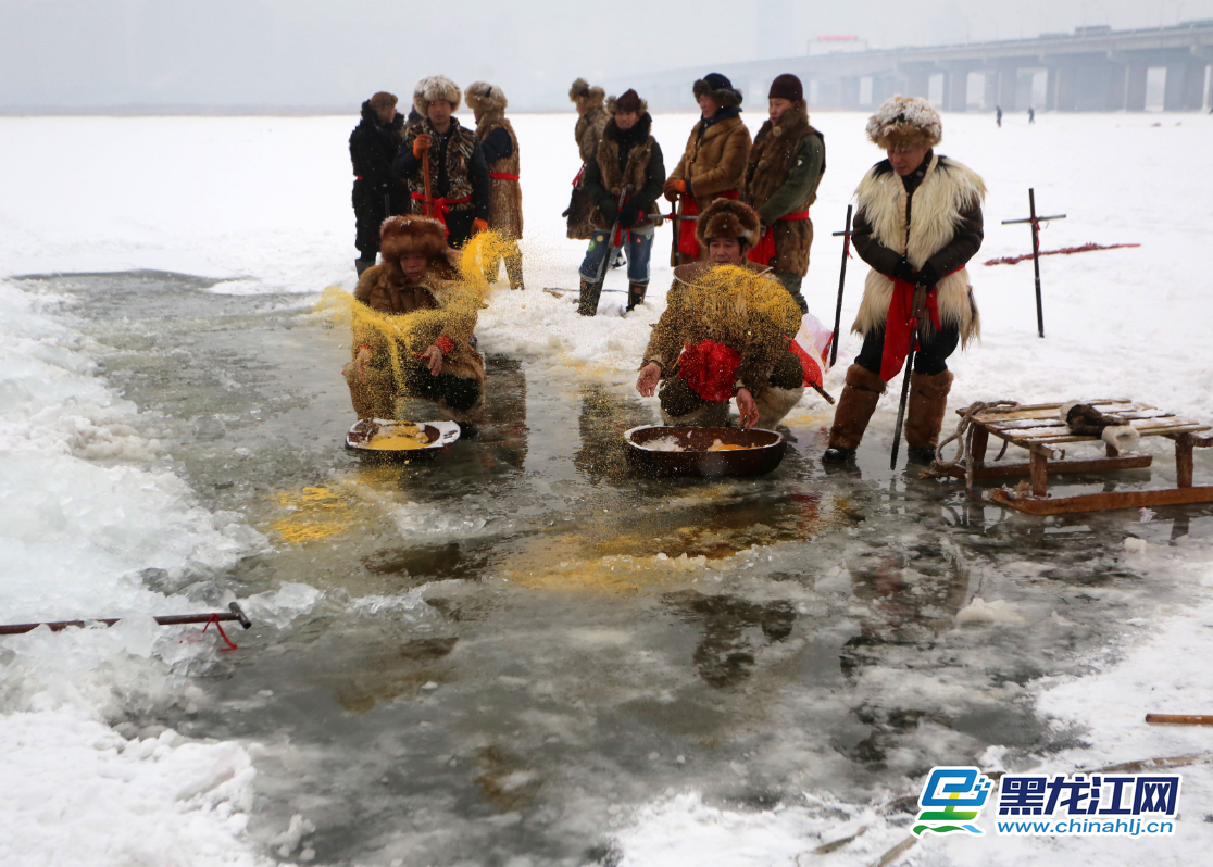 中国冰城哈尔滨每年冬季都见证中国最大规模的采冰活动，在北风呼啸、光滑如镜的松花江上，每天近千名采冰工人一起作业，取冰场面十分壮观。王铁男 摄