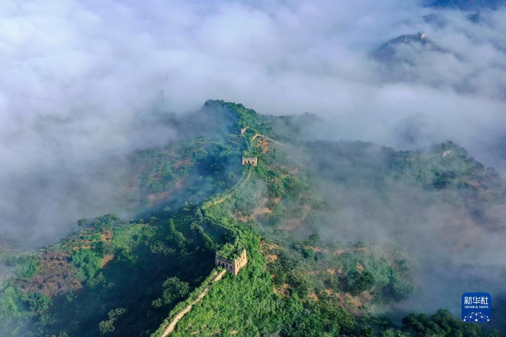 这是2020年8月25日拍摄的河北省迁西县榆木岭长城云海景观（无人机照片）。

　　新华社记者 牟宇 摄