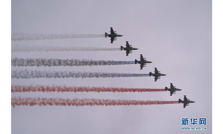 5月9日，在俄罗斯莫斯科举行的胜利日阅兵式上，苏-25攻击机编队飞过红场。新华社记者苑欣芳摄