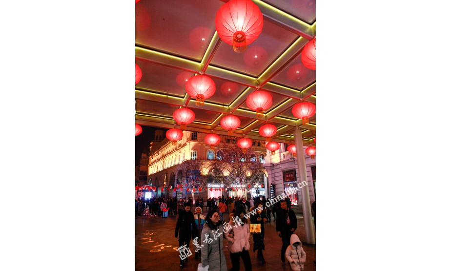 黑龙江画报3月2日讯 3月2日是一年一度的元宵佳节，哈尔滨中央大街举办猜灯谜活动，游客们积极踊跃参加，过节气氛浓烈。黑龙江画报记者 赵刚 摄