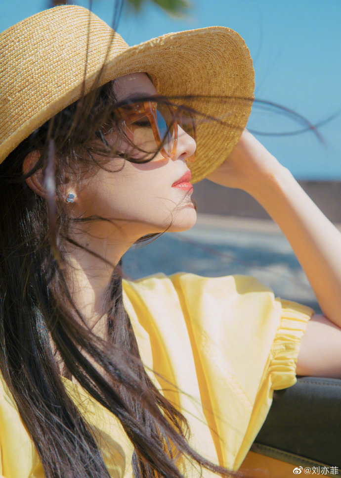 近日，神仙姐姐刘亦菲联连晒两组美照，气质温婉，美出新高度!