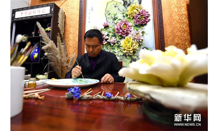 4月25日，牡丹瓷创始人李学武在为牡丹瓷半成品勾线。新华社记者 李嘉南 摄