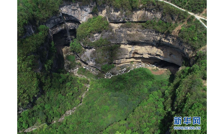 4月22日无人机拍摄的地洞河天坑。  新华社记者 张博文 摄