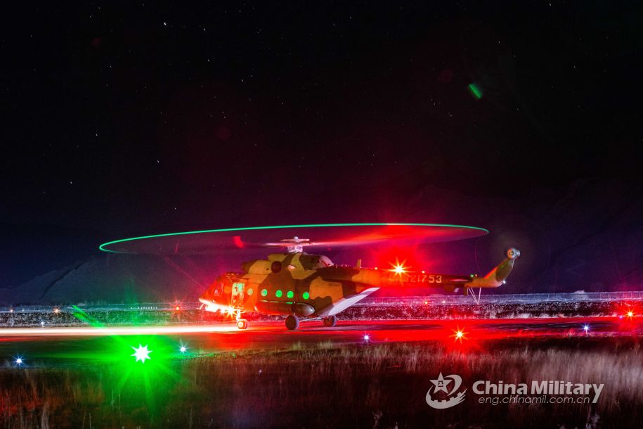一架米-171准备夜间起飞。（图片来源：中国军网）