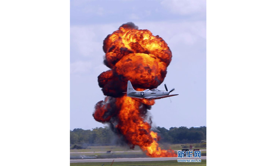 10月19日，在美国休斯敦航空展上，二战时期的老式飞机进行模拟情景表演。 当日，一年一度的休斯敦航空展在埃灵顿机场开幕。 新华社发 （宋穹摄）