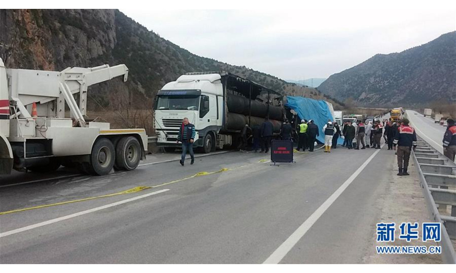 3月13日，在土耳其乔鲁姆省，救援人员在事故现场工作。土耳其乔鲁姆省13日早晨发生一起严重交通事故。一辆大巴车与卡车追尾，至少造成13人死亡、20人受伤。 新华社发