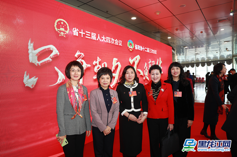 省政协委员们合影留念。（记者 白林鹤摄）