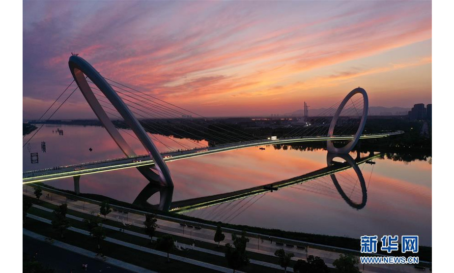这是4月18日拍摄的“南京眼”观光步行桥。 新华社记者 李博 摄