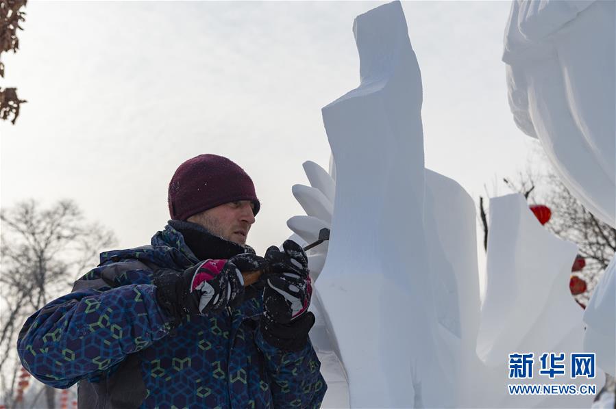 　1月13日 ，参赛选手在哈尔滨太阳岛雪博会园区创作雪雕。新华社记者 王松 摄