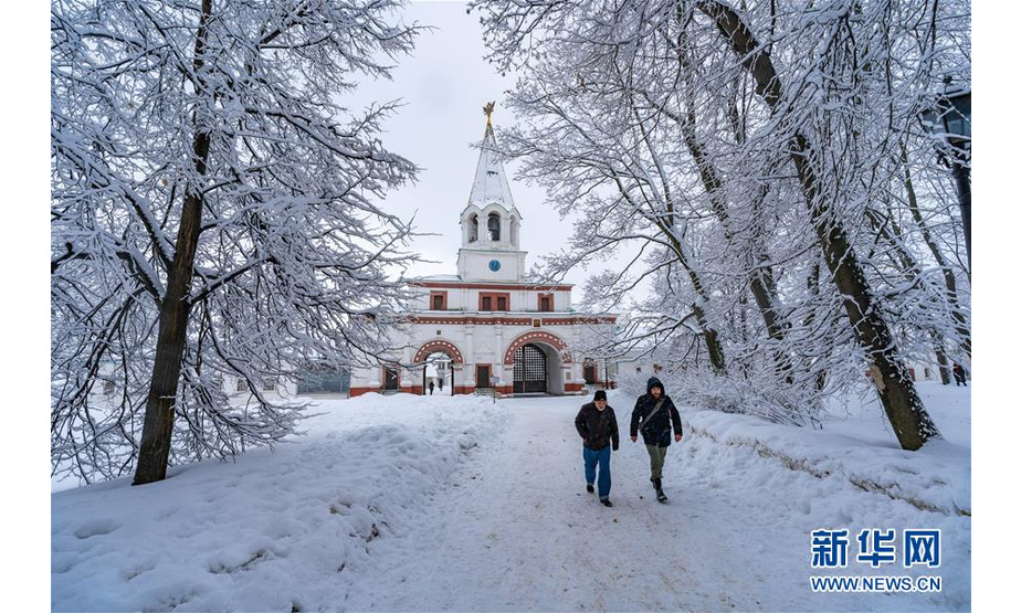 　2月13日，在俄罗斯首都莫斯科，人们在科罗缅斯克庄园内行走。  新华社记者白雪骐摄