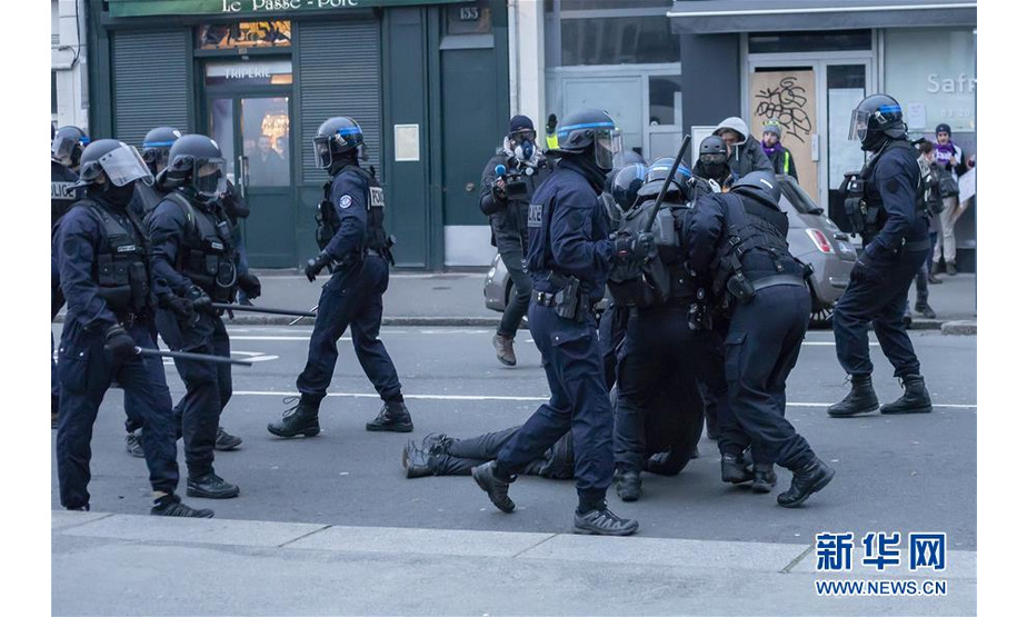 12月10日，在法国北部城市里尔，警察在罢工示威游行现场逮捕示威者。法国全国跨行业大罢工及游行10日继续举行，交通、教育等多个行业受到影响。新华社发（塞巴斯蒂安·库尔吉摄）