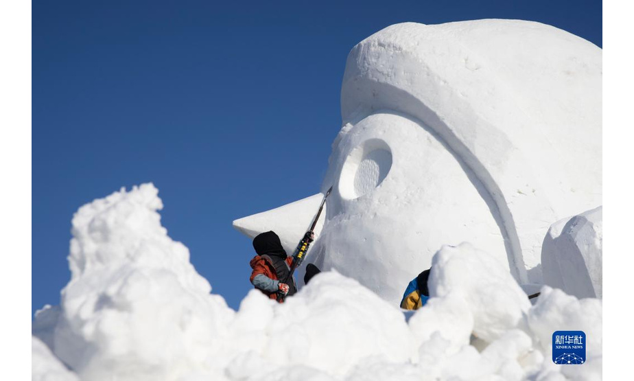 12月6日，在哈尔滨市松北区太阳岛风景区内，一年一度的太阳岛国际雪雕艺术博览会正在施工建设。新华社记者 张涛 摄