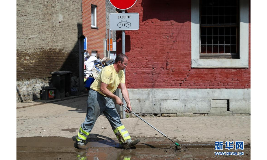 7月20日，一名工作人员在比利时受灾严重的佩平斯特清扫街道。

　　比利时危机中心20日证实，上周的暴雨及其引发的特大洪灾已造成31人死亡、70多人失踪，全国100多个市镇受到影响。目前，比利时全国范围内的降雨已停止，洪水也已基本退去，灾后重建工作正在有序展开。

　　新华社记者 张铖 摄