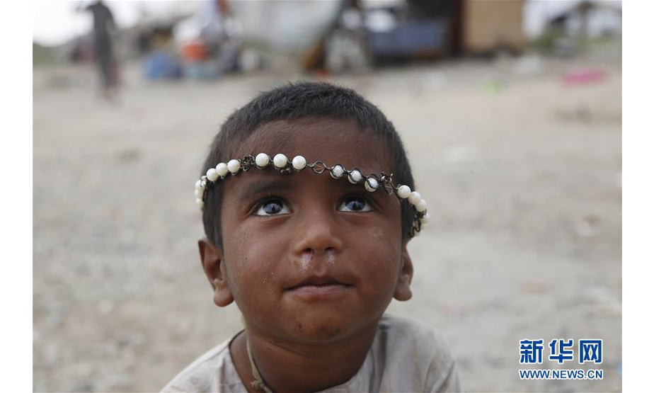 10月17日，在巴基斯坦拉瓦尔品第的一处贫民窟，一名儿童坐在帐篷外。

　　10月17日是国际消除贫困日，联合国将今年的主题确定为“共同行动，实现儿童家庭社区赋权，消除贫困”。 新华社发（艾哈迈德·卡迈勒摄）
