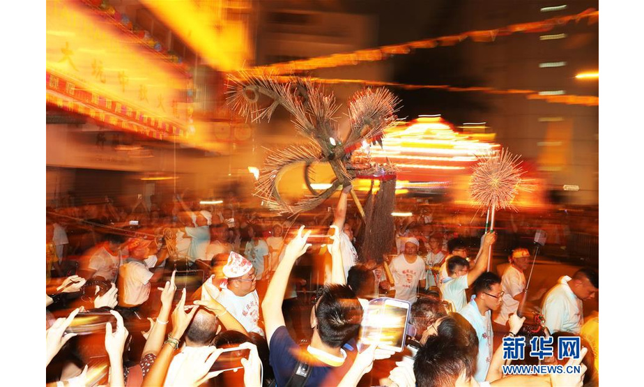这是9月12日拍摄的香港街头舞火龙表演。新华社记者 李钢 摄