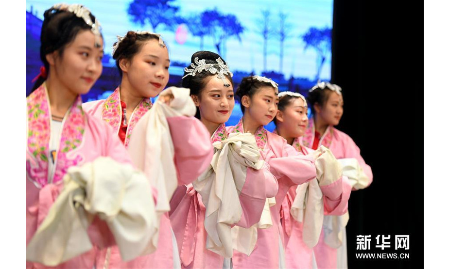 8月31日，河北省石家庄市评剧院一团演员在正定荣国府影视基地大戏院内表演舞蹈。新华社记者骆学峰摄