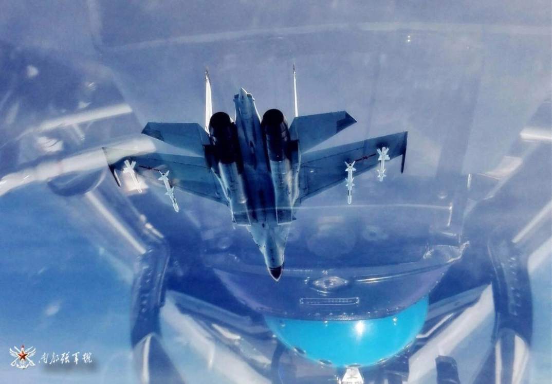 从画面中可以看到这支部队装备的歼-11B和歼-11BS重型战斗机，该型战机空中发射导弹的画面也罕见曝光。