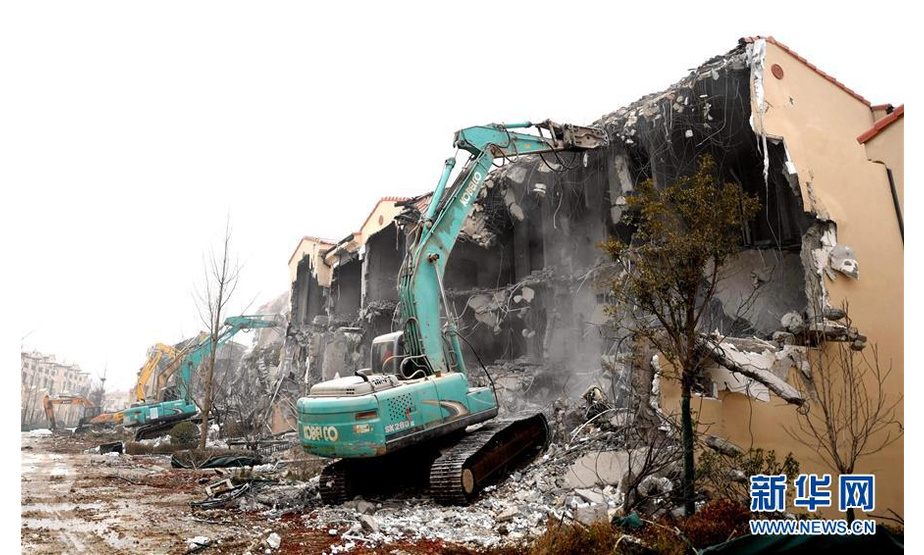 2月19日，大型机械在拆除石家庄市鹿泉区“西美金山湖”项目。 新华社记者 王晓 摄