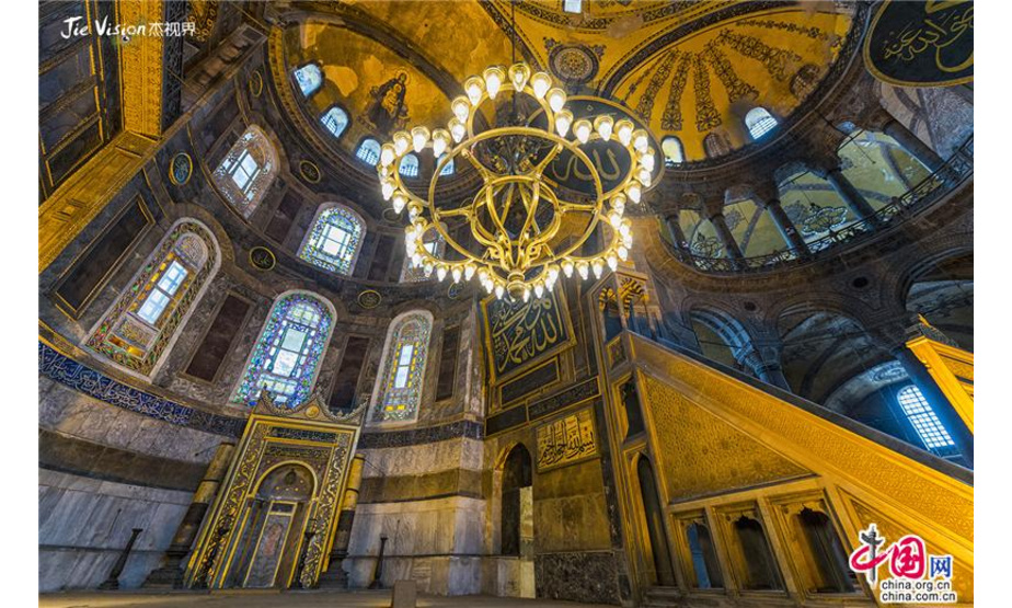 位于伊斯坦布尔蓝色清真寺旁的圣索菲亚大教堂，有近一千五百年的历史，圣索菲亚大教堂在希腊语里是上帝智慧的意思，正因如此也被解读为“上帝圣智教堂”，这座拜占庭式建筑的教堂因巨大的圆顶而闻名于世。（作者：刘杰）