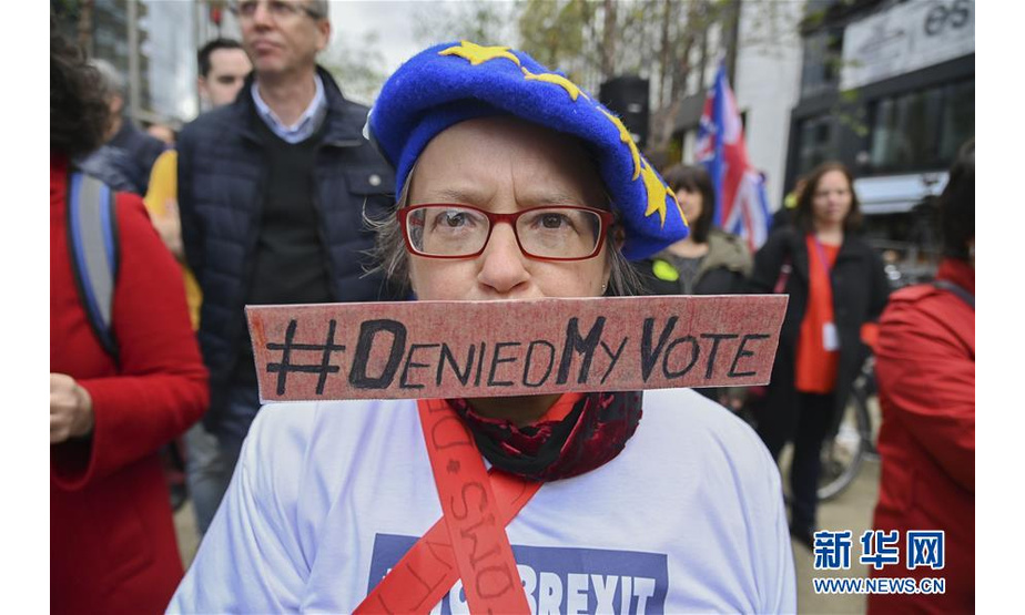 10月17日，在位于比利时布鲁塞尔的欧盟总部外，一名女子参加抗议“脱欧”的集会。 欧盟峰会于17日至18日在比利时布鲁塞尔召开，英国“脱欧”将是峰会最重要议题。 新华社发（里卡多·帕雷贾尼 摄）