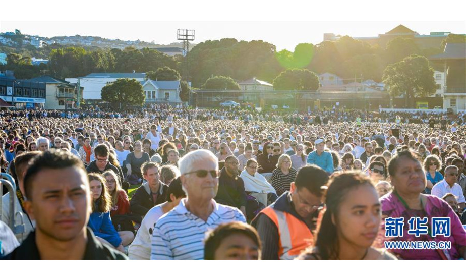 这是3月17日在新西兰惠灵顿拍摄的悼念活动现场。 3月17日，上万人在新西兰首都惠灵顿举行公共悼念活动，向克赖斯特彻奇枪击案死难者表示哀悼。 新华社发（张健勇摄）

