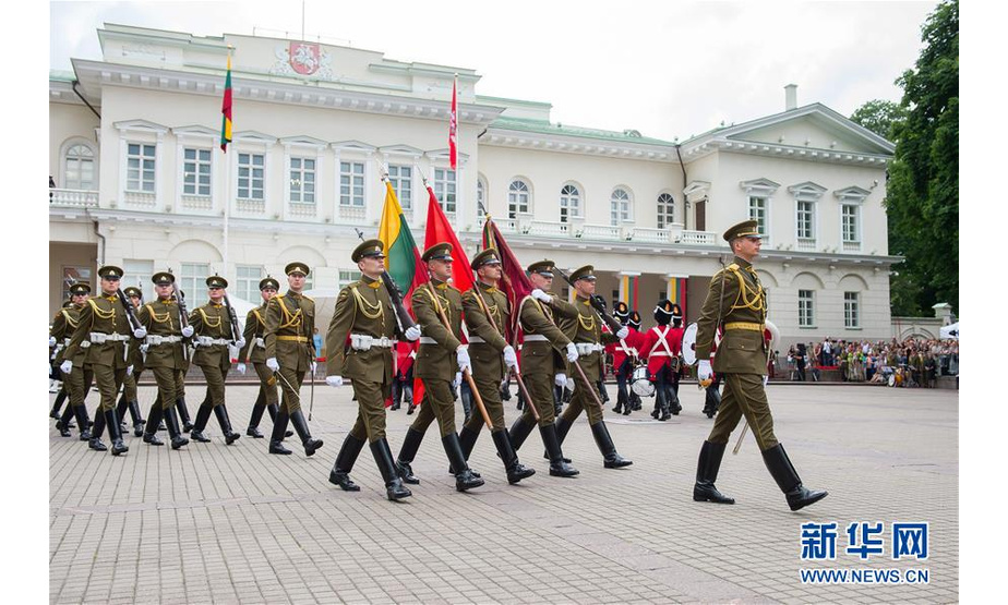 7月6日，在立陶宛维尔纽斯，仪仗队参加“建国日”纪念活动。 当天，立陶宛举行活动庆祝“建国日”。 新华社发（阿尔弗雷达斯·普里亚迪斯 摄）