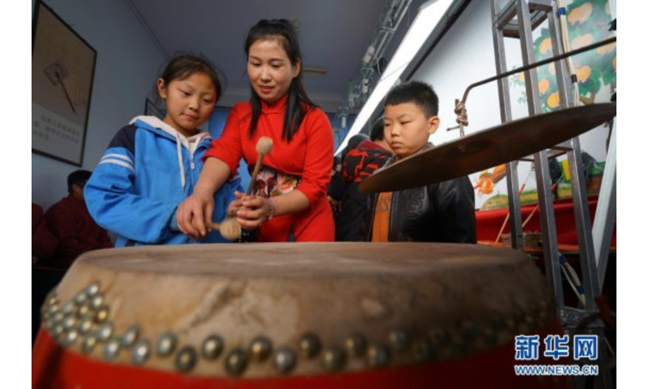 11月24日，皮影戏艺人在河北省沙河市西油村小学指导学生打鼓。