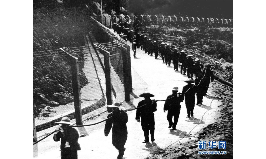 广东边防总队官兵铺设深圳经济特区管理线电缆（资料照片）。