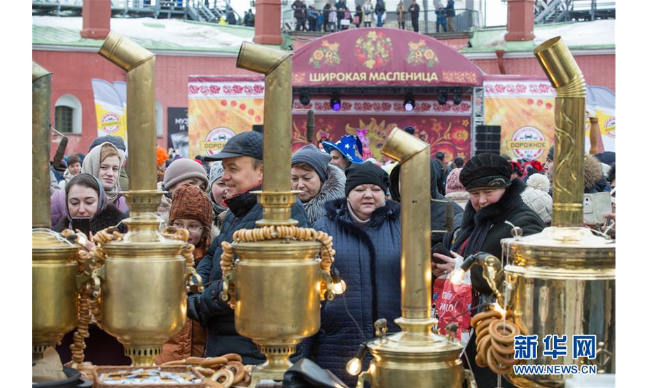 3月10日，在俄罗斯圣彼得堡彼得保罗要塞，人们等待点餐。“谢肉节”又称送冬节，俄罗斯各地民众在节日期间做游戏、吃薄饼、烧稻草人，迎接春天的到来。新华社发（莫京娜 摄）