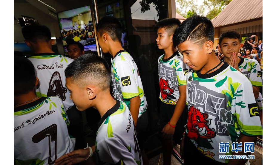 7月18日，在泰国清莱，从被困山洞中获救的少年足球队员准备参加新闻发布会。 新华社发