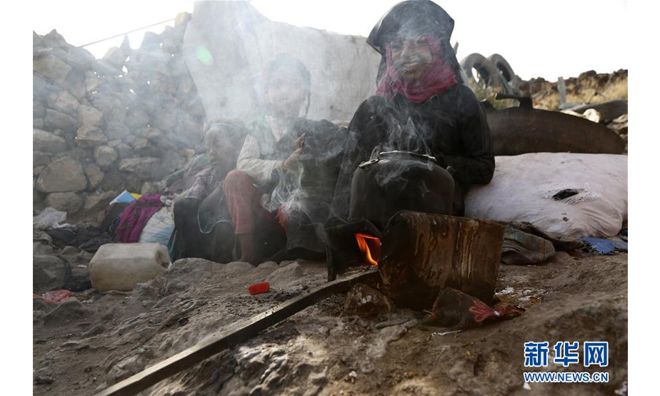 7月22日，在也门萨那郊区一座流离失所者居住的营地内，孩子们在等待早餐。 据联合国数据表明，也门内战爆发四年多来已迫使约330万人流离失所，也门人口的80%、即超过2400万人需要人道主义援助，其中约1000万人面临严重食品短缺。 新华社发（穆罕默德 摄）