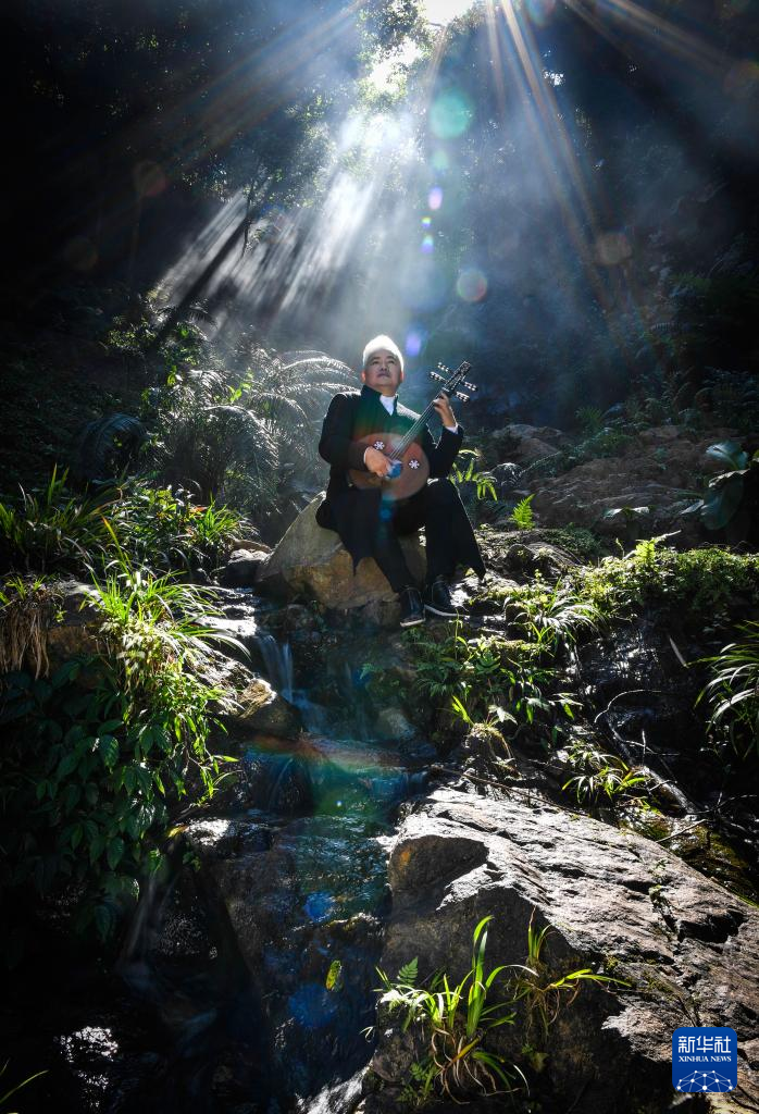 12月1日，国乐大师方锦龙用阮演奏广东音乐。新华社记者 刘大伟 摄