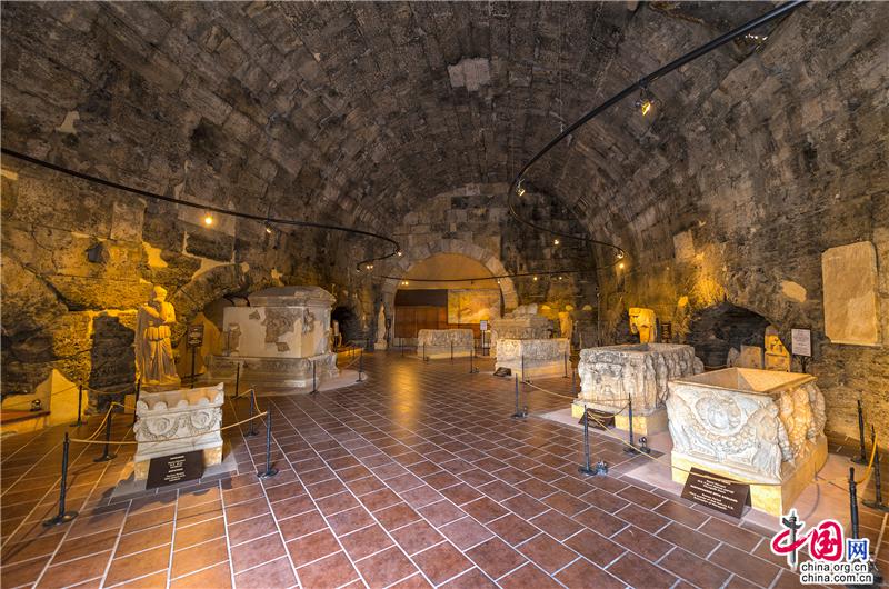 第二，从公元前二世纪起，希拉波利斯古城就成为了古希腊人和古罗马人的疗养及养老胜地，很多人最终终老在这里。在希拉波利斯古城外有一大片超过1000座古老的坟墓，一座座巨大的石棺形成了一道关于“死亡”的风景线。（作者：刘杰）