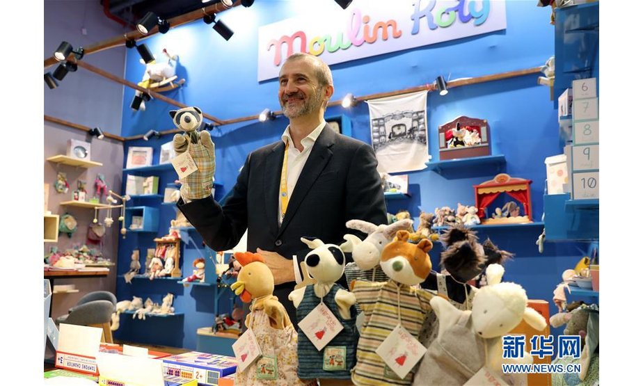 　11月5日，在第二届进博会品质生活展区，来自法国的玩具品牌展商手持儿童手偶玩具。 当日，第二届中国国际进口博览会在上海国家会展中心开幕。 新华社记者 刘颖 摄