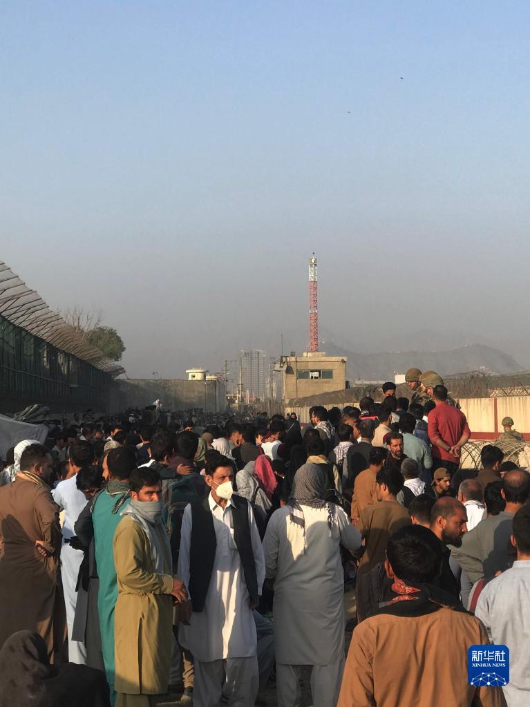 8月22日，大批民众聚集在阿富汗喀布尔机场外。新华社发（拉赫马图拉·阿里扎达摄）