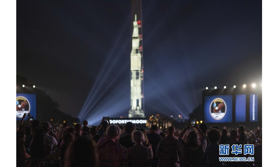 7月20日，美国首都华盛顿的方尖碑上被投射了“土星五号”火箭影像。

　　当日，美国多地举办了各种纪念活动，纪念登月50周年。

　　新华社记者 刘杰 摄
