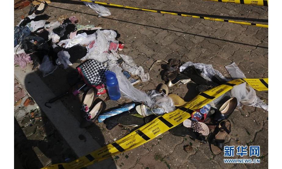 4月23日，在斯里兰卡尼甘布，遭到爆炸袭击的教堂外散落着鞋子、衣服等物品。 新华社发（王申 摄）