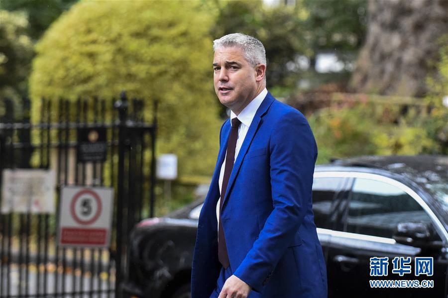 10月21日，在英国伦敦，英国“脱欧”事务大臣斯蒂芬·巴克利抵达唐宁街10号首相府。 英国议会下院议长约翰·伯科21日否决了政府提交的一项要求再度表决新“脱欧”协议的动议，理由是再度表决将导致“重复、无序”。 新华社发（史蒂芬·程摄）