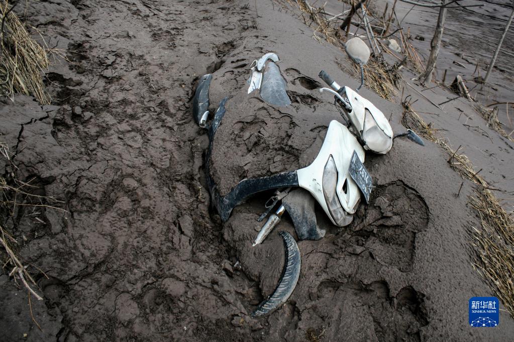 12月7日，在印度尼西亚东爪哇省卢马姜，一辆摩托车被火山灰掩埋。

　　印度尼西亚国家抗灾署6日说，印尼东爪哇省塞梅鲁火山喷发造成的死亡人数已升至22人。

　　新华社发（库尔尼亚万摄）