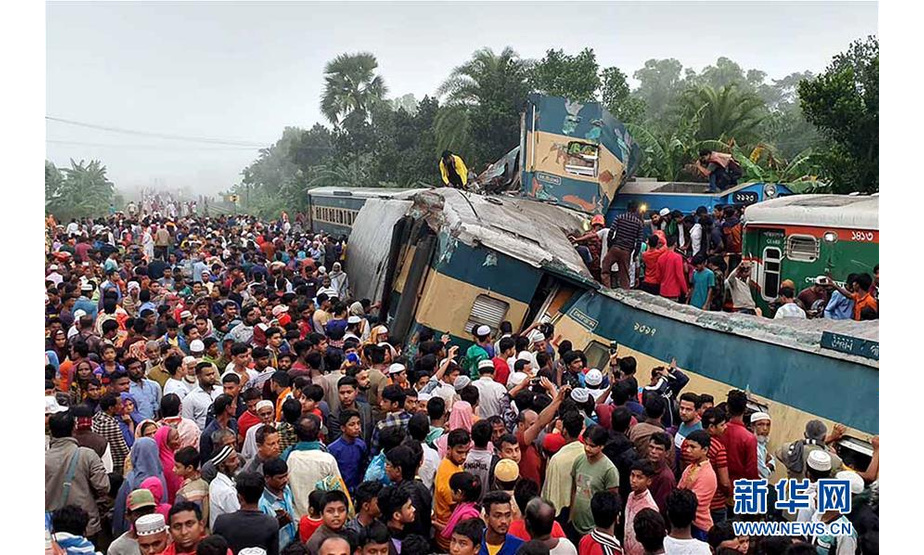 11月12日，在孟加拉国东北部婆罗门巴里亚地区，人们聚集在事故现场。新华社发