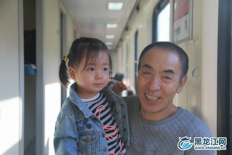 俏皮的马尾，干练的牛仔，酷酷的表情，让小女孩略显英气。石启立 摄