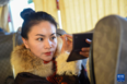 11月24日，演出开始前，锡林郭勒盟苏尼特右旗乌兰牧骑队员在车内化妆。新华社记者 彭源 摄