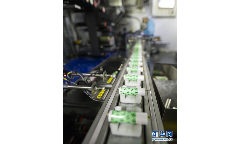 2月14日，江西新余市高新区一家新能源公司的工人在锂电池智能组装车间忙碌。  新华社发（赵春亮 摄）