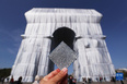这是9月21日在法国巴黎“被包裹的凯旋门”前拍摄的包裹用的材料。<br/><br/>　　“被包裹的凯旋门”是保加利亚已故艺术家赫里斯托和妻子让娜-克洛德的遗作。根据他们的构思，巴黎地标建筑凯旋门被可回收的织物包裹起来。目前，凯旋门已被2.5万平方米蓝银色可回收织物“包裹”，并用3000米红绳固定。“被包裹的凯旋门”艺术展于18日正式向公众开放，10月3日结束。新华社记者高静摄