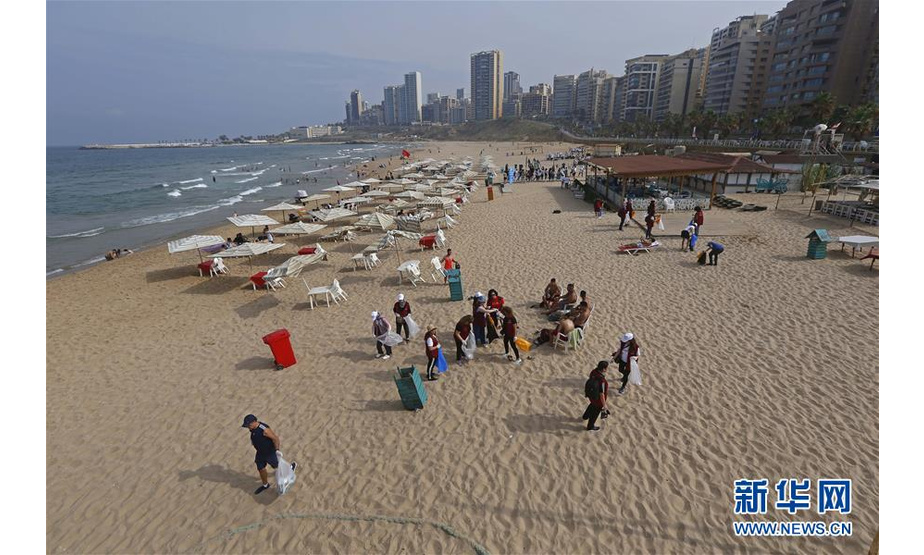 6月9日，在黎巴嫩首都贝鲁特一处海滩，志愿者在清理海滩上的垃圾。当日，黎巴嫩环境部发起海滩清理行动，志愿者将在全国各地120处海滩进行垃圾清理。新华社发（比拉尔·贾维希摄）