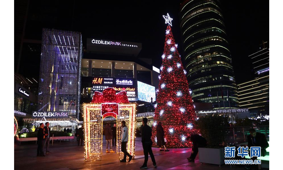 这是12月9日在土耳其伊斯坦布尔市一家商场入口处拍摄的圣诞主题装饰。 随着圣诞节